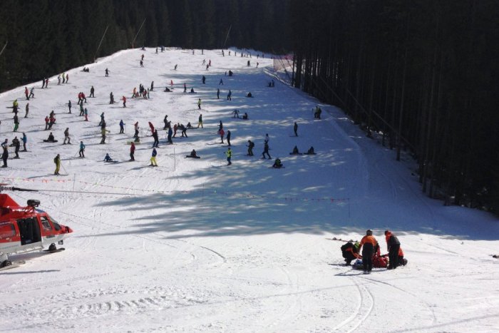 Ilustračný obrázok k článku V Jasnej sa nepríjemne zrazili dvaja lyžiari: Zasahovať musel aj vrtuľník