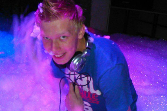 Ilustračný obrázok k článku Rozhovor s DJ Sunweltom o jeho chlebíčku: Na diskotéku na Tajáku spomínam dodnes, ľudia šaleli