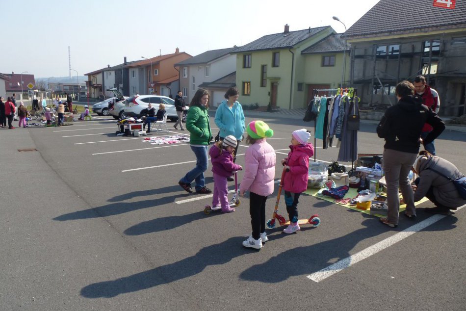 Ilustračný obrázok k článku Na sídlisku Sekier to ožilo ľuďmi aj tovarom: Bazár na parkovisku!