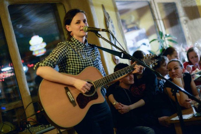 Ilustračný obrázok k článku Dve tváre Žiarčanky Dominiky (32): Cez deň vedkyňa v bielom plášti, večer muzikantský živel