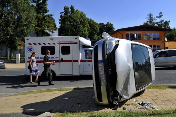 Ilustračný obrázok k článku Opitá dôchodkyňa pri svojej jazde narazila do dvoch áut