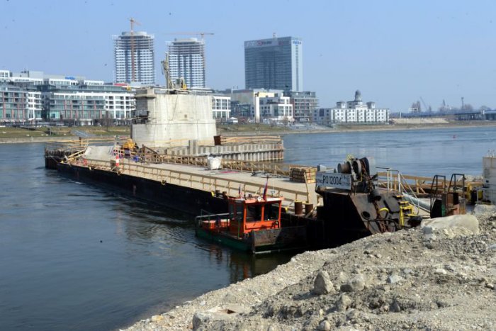 Ilustračný obrázok k článku Stavebné práce na Starom moste napredujú, ľudia sa sťažujú na hluk