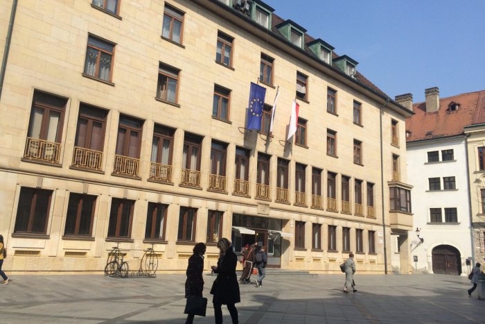 Ilustračný obrázok k článku Drastické škrty v rozpočte Bratislavy: Zeleň, cestovanie, kultúra aj cyklodoprava. Na čo všetko môžu doplatiť Bratislavčania?