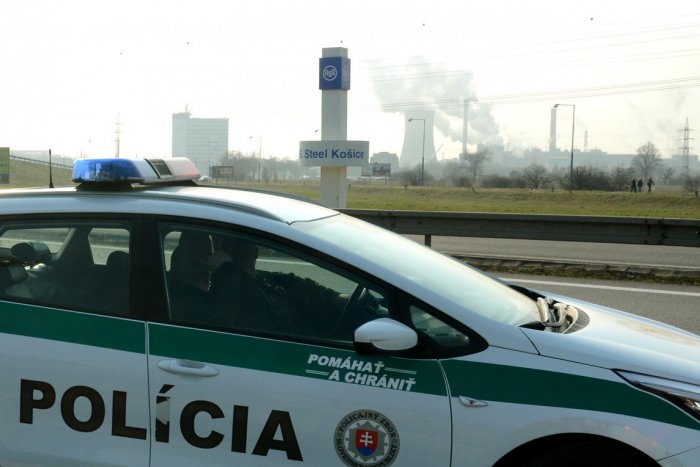 Ilustračný obrázok k článku Policajti s pyrotechnikmi prehľadávajú U.S. Steel: Niektoré budovy evakuované