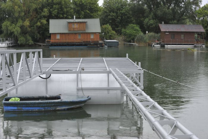 Ilustračný obrázok k článku Ak odstránia hausbóty z Jaroveckého ramena, narobí viac to škody, ako keď tam ostanú