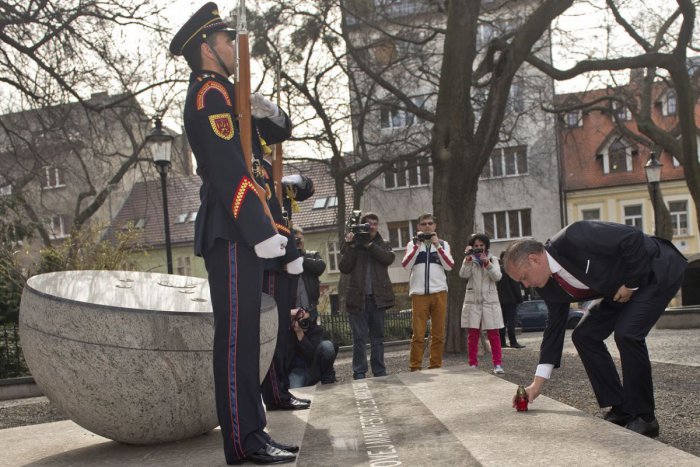Ilustračný obrázok k článku Prezident Kiska si zapálením sviečky pri pamätníku v Bratislave pripomenul výročie Sviečkovej manifestácie