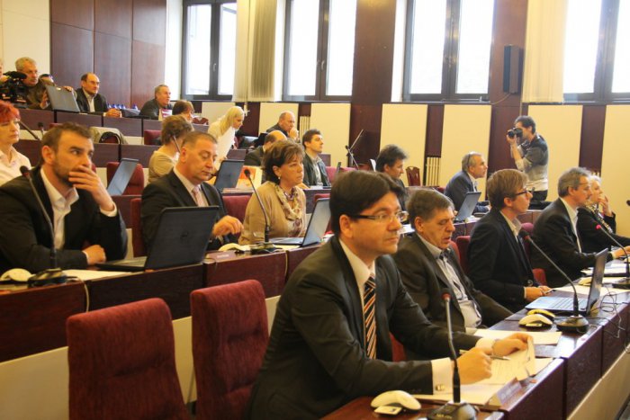 Ilustračný obrázok k článku V popradskom parlamente sa horlivo diskutovalo: Týmto témam sa poslanci na mimoriadnom zasadnutí venovali