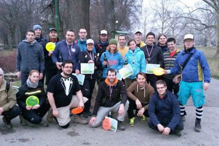 Ilustračný obrázok k článku Zámocká záhrada hostila Hlohovec Open 2015: Disc golfový turnaj pútal pozornosť zvedavcov