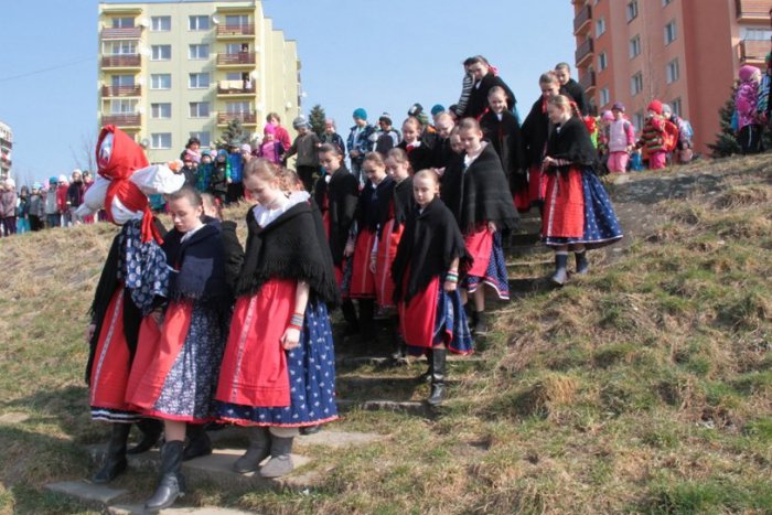 Ilustračný obrázok k článku OBRAZOM: Mikulášski škôlkari oživili starú vrbickú tradíciu. Vynesením Murieny do mesta privolali jar