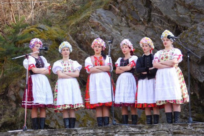 Ilustračný obrázok k článku Vo Vlachove vítali jar: Piesne zneli celou obcou