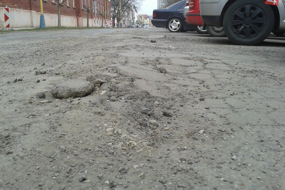 Ilustračný obrázok k článku Tankodrom na Galenovej: Ťažko skúšaní Košičania cez ňu prechádzajú len so zaťatými zubami! FOTO a VIDEO