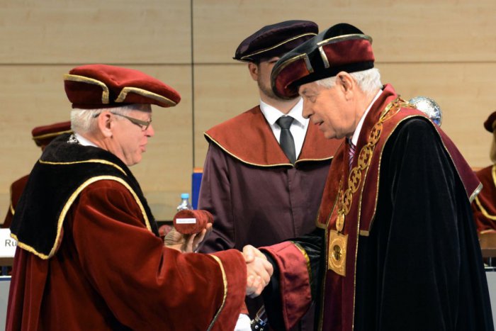 Ilustračný obrázok k článku V Bratislave v piatok inaugurovali nového rektora Ekonomickej univerzity