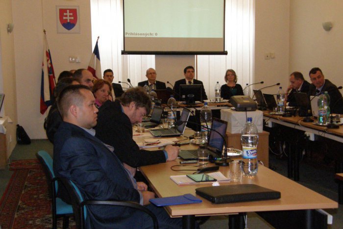 Ilustračný obrázok k článku Tretie pracovné stretnutie breznianskych poslancov: Na programe majú len jediný bod!