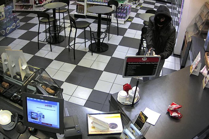 Ilustračný obrázok k článku Ozbrojený muž prepadol stávkovú kanceláriu. Polícia po ňom pátra