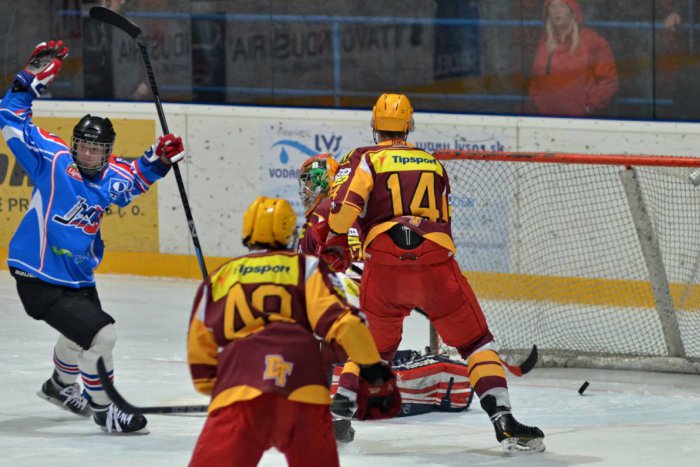 Ilustračný obrázok k článku Skvelý výsledok Liptákov: Juniori zdolali Duklu Trenčín 2:0 na zápasy