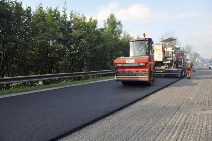 Ilustračný obrázok k článku Vytúžená oprava cesty v našom okrese: Počítajte tu však s malým zdržaním