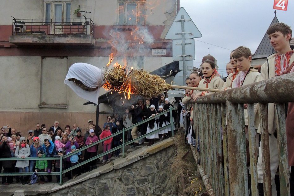 Ilustračný obrázok k článku Brezno privítalo jar: FOTO z hádzania Moreny z mosta do Hrona