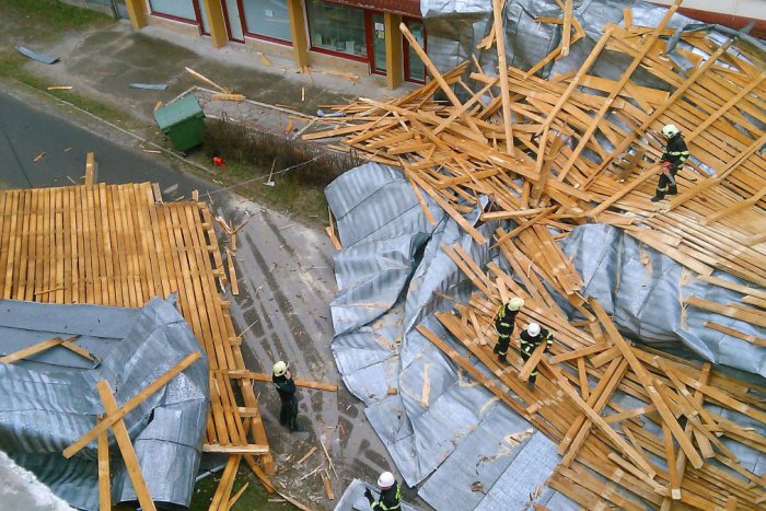 Ilustračný obrázok k článku Vyčíňanie počasia na Spiši obrazom: Silný vietor strhol strechu z budovy!