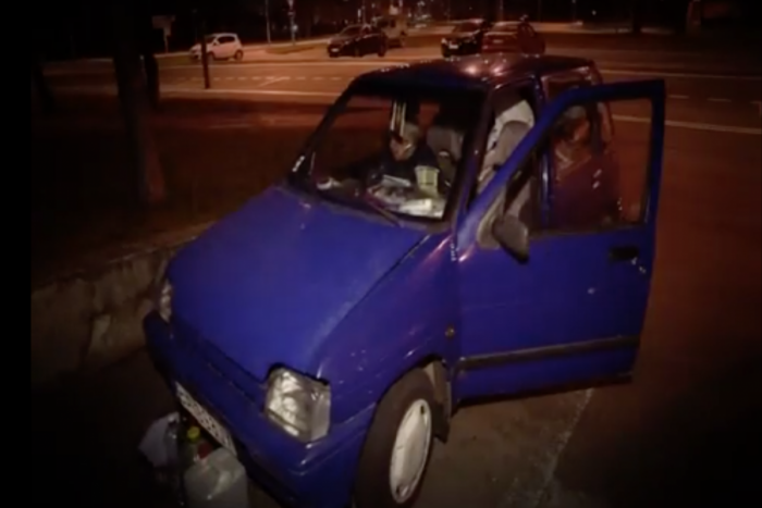 Ilustračný obrázok k článku Možno ich poznáte. Ich "domovom" je auto, na parkovisku žijú už druhý rok. Niekomu ich osud ale nebol ľahostajný