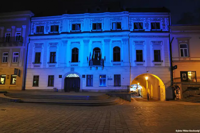 Ilustračný obrázok k článku Nevšedný pohľad na známe prešovské dominanty: Radnica aj Vodárenská veža sa sfarbia namodro