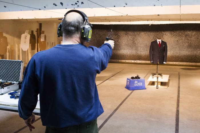 Ilustračný obrázok k článku VIDEO: Ktoré situácie umožňujú policajtovi použitie služobnej zbrane?