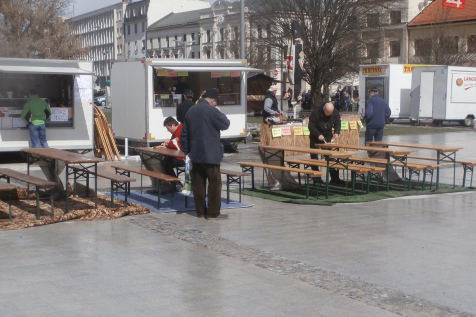 Ilustračný obrázok k článku Predávajúci na trhoch vo Zvolene hromžia na počasie aj návštevnosť: Niektorí sa už balia!