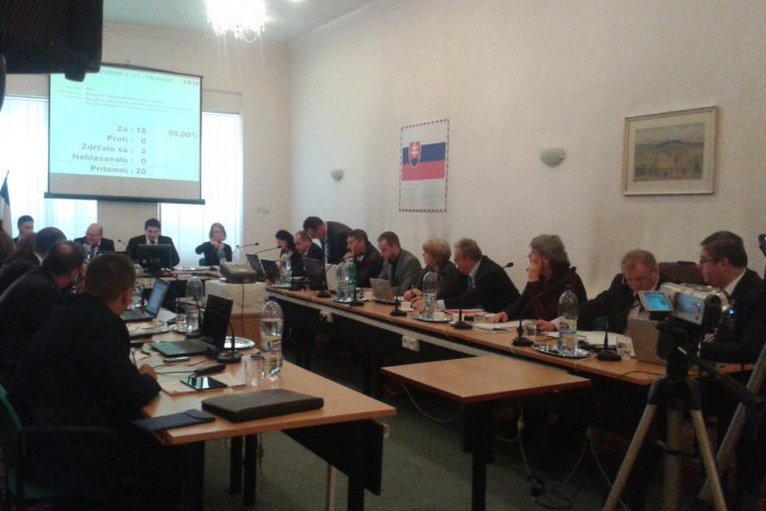 Ilustračný obrázok k článku Poslanci piatykrát za rokovacím stolom: Schvaľovať budú peniaze na most v Bujakove