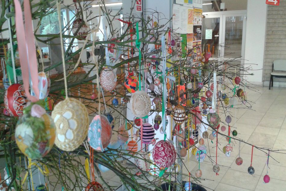 Ilustračný obrázok k článku Mesto chce vytvoriť novú tradíciu: Stromčeky vo Zvolene vyzdobili množstvom nádherných kraslíc