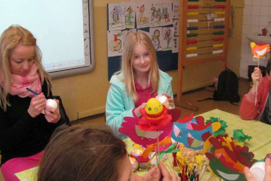 Ilustračný obrázok k článku Farebné kraslice, venčeky aj korbáče... Veľkonočná burza v Revúcej lákala kupujúcich