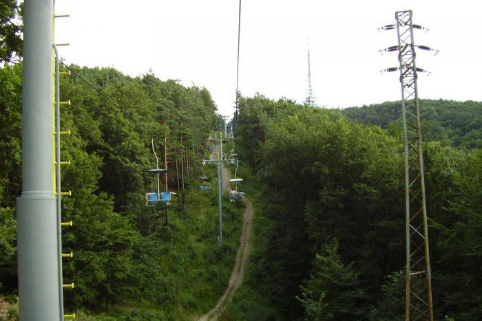 Ilustračný obrázok k článku Nové Mesto lanovku na Kamzík už súkromníkovi neprenajme. Takmer nikto o ňu nemá záujem