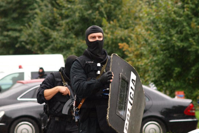 Ilustračný obrázok k článku Nové info od policajtov: Ozbrojeného muža (58) polícia zadržala, v akcii aj vrtuľník. Mali na to silný dôvod!