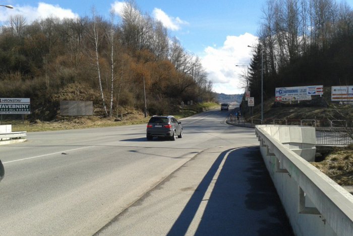 Ilustračný obrázok k článku Mosty cez Hron, lávka pre peších aj protihlukové steny: Firma chce vybudovanie obchvatu stihnúť za 510 dní!