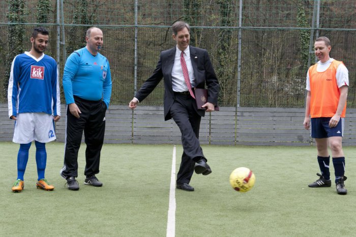 Ilustračný obrázok k článku Rómske deti si zahrali futbal s veľvyslancom USA