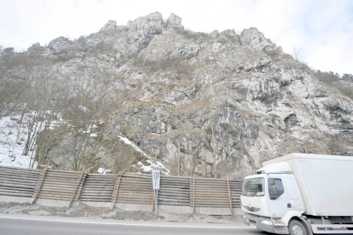 Ilustračný obrázok k článku Pri nehode pod Strečnom unikla nafta, idú tam prebiehať práce: Vodiči, TOTO vás čaká