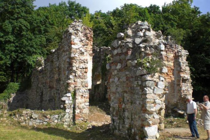 Ilustračný obrázok k článku Jarné čistenie Zobora už túto sobotu: Dobrovoľníci sa pustia aj do ruín kláštora!