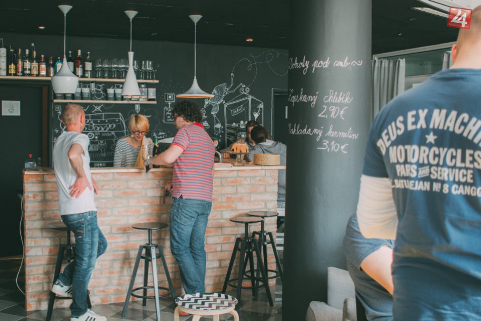 Ilustračný obrázok k článku Káva a motorky? Skvelá kombinácia! V Bratislave pribudol nový multifunkčný priestor