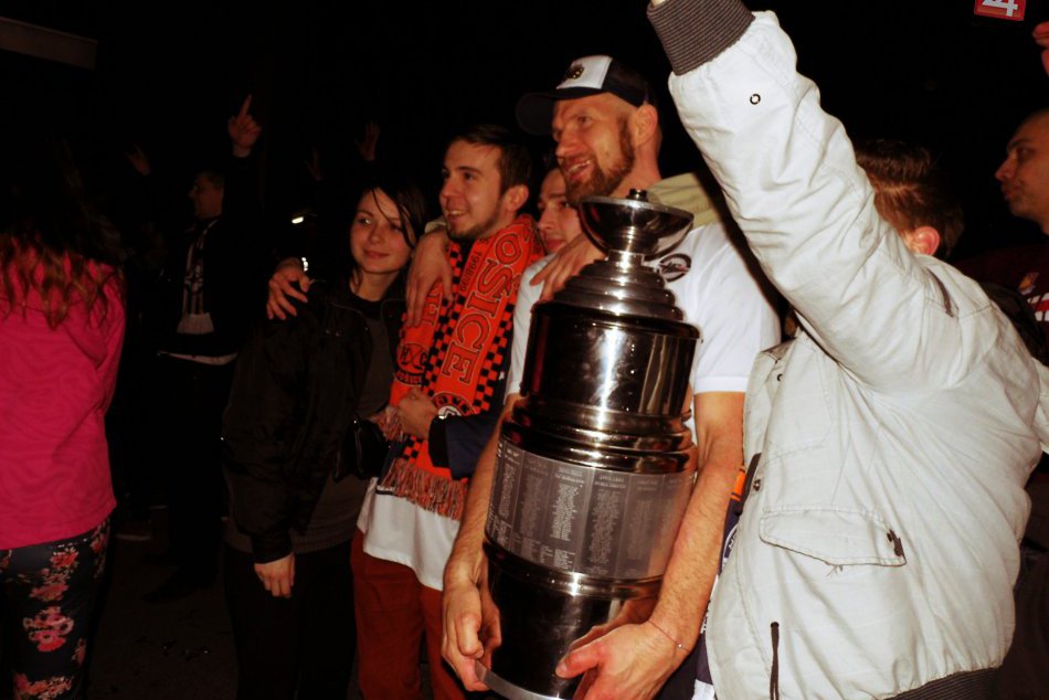 Ilustračný obrázok k článku Počkať na majstrov sa oplatilo: FOTO a VIDEO privítania košických hokejistov a fanúšikov!