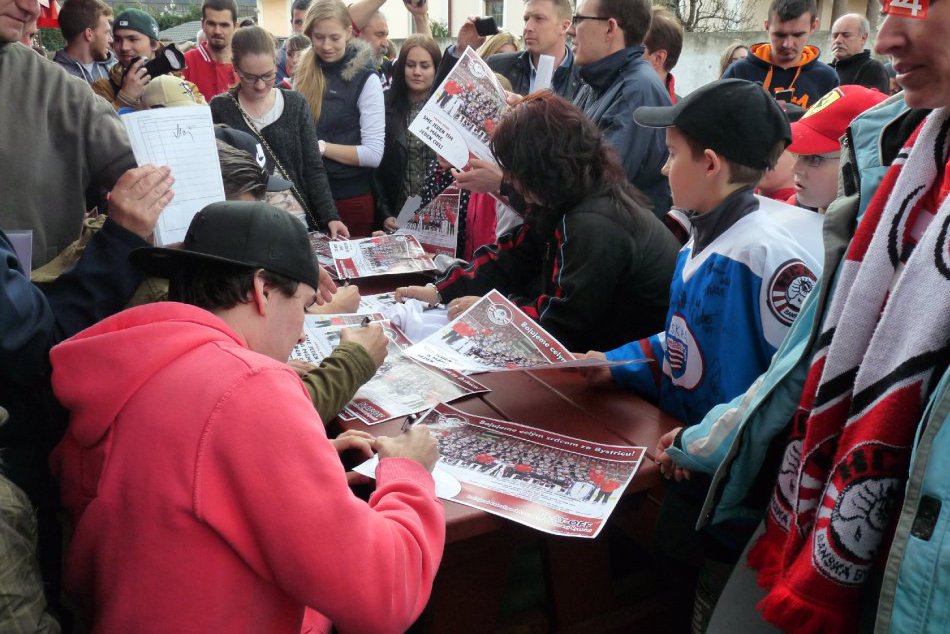 Ilustračný obrázok k článku VIDEO: Pred bystrický zimák dorazil dav nadšených fanúšikov. Strieborní chlapci boli na roztrhanie!
