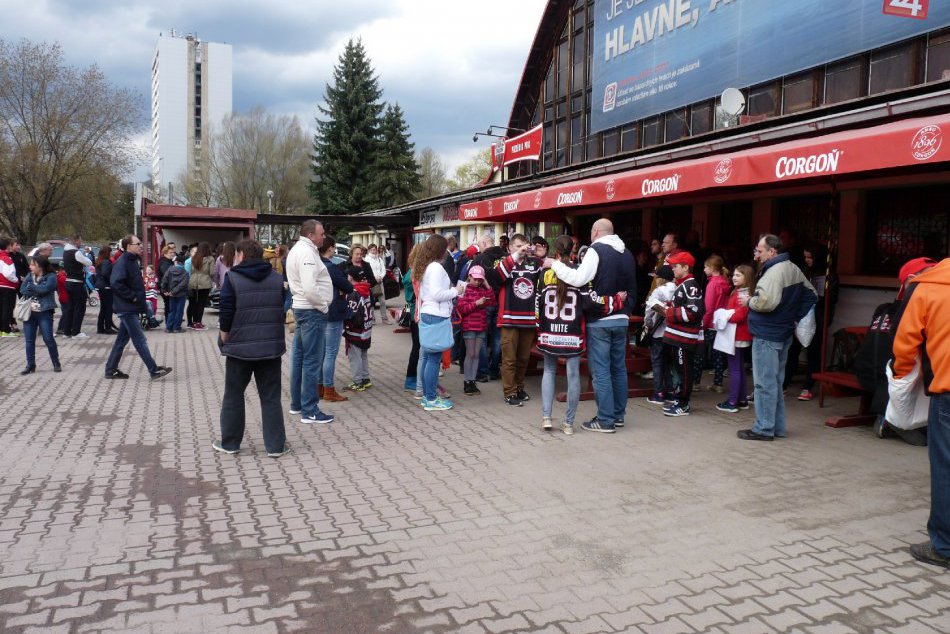 Ilustračný obrázok k článku Fanúšikovia baranov prišli na zápas a to si nemohli nevšimnúť: Čo to kvapkalo na ľudí na bystrickom zimáku?