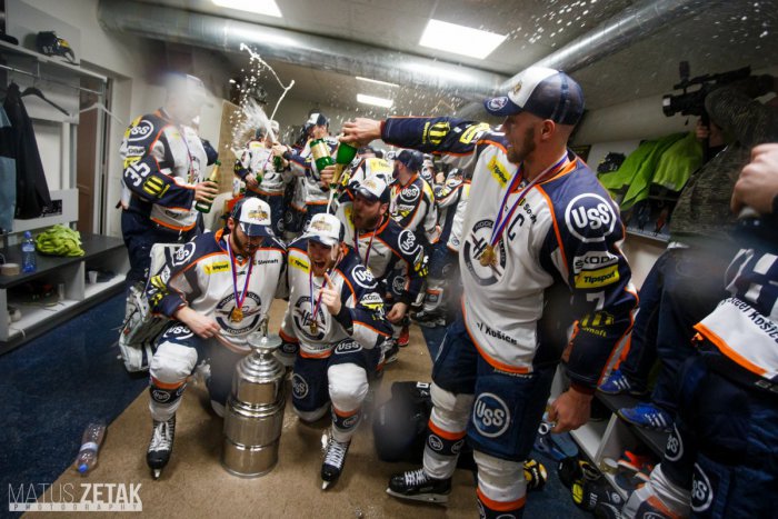 Ilustračný obrázok k článku Dlhá cesta našich majstrov busom: Hokejisti HC Košice v eufórii už od bystrickej šatne. Aha, čo prezradili :)