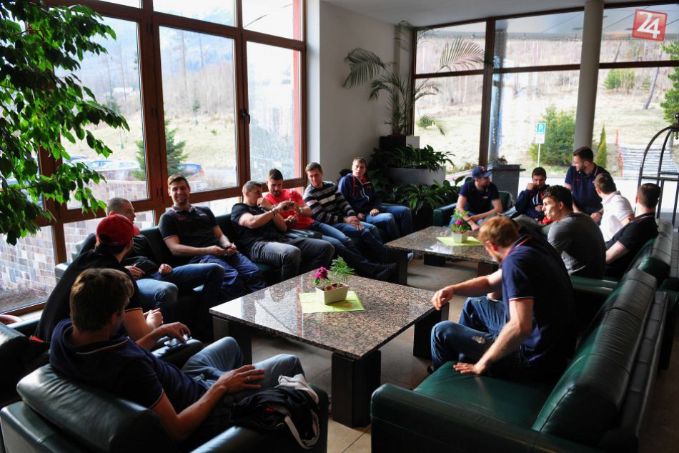 Ilustračný obrázok k článku Do Tatier dorazila hokejová reprezentácia FOTO: Už cez víkend sa predvedie na popradskom ľade