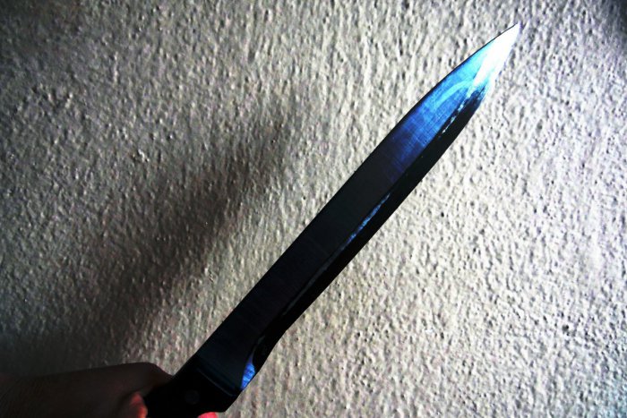 Ilustračný obrázok k článku Agresívny mladík (21) sedí v policajnej cele: Na muža zákona zaútočil nožom