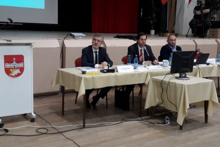 Ilustračný obrázok k článku Z voľby kontrolóra v Novom Meste bol nakoniec kabaret