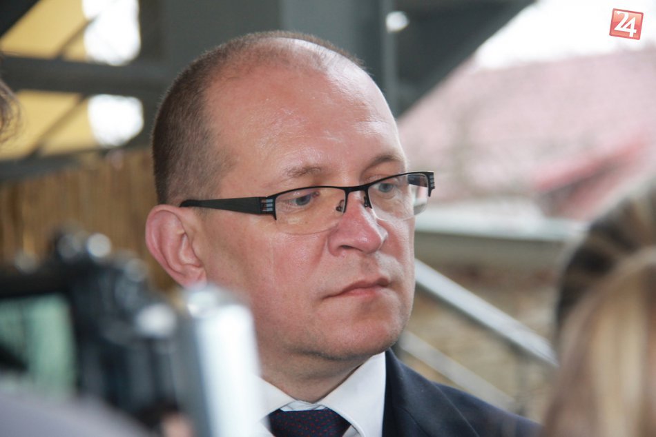 Ilustračný obrázok k článku Havária vrtuľníka je ranou aj pre Poprad: Mesto vyvesilo čiernu zástavu a toto prisľúbil primátor!