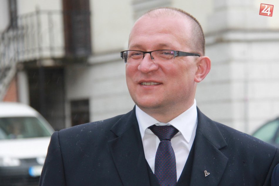 Ilustračný obrázok k článku Popradský primátor na pešo, volantu by sa ale nevzdal: Tipnete si značku jeho prvého auta?