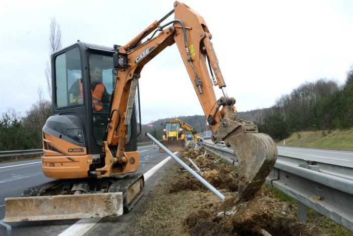 Ilustračný obrázok k článku Vodiči, v TOMTO čase sa obrňte trpezlivosťou: Na ceste rátajte s obmedzeniami!