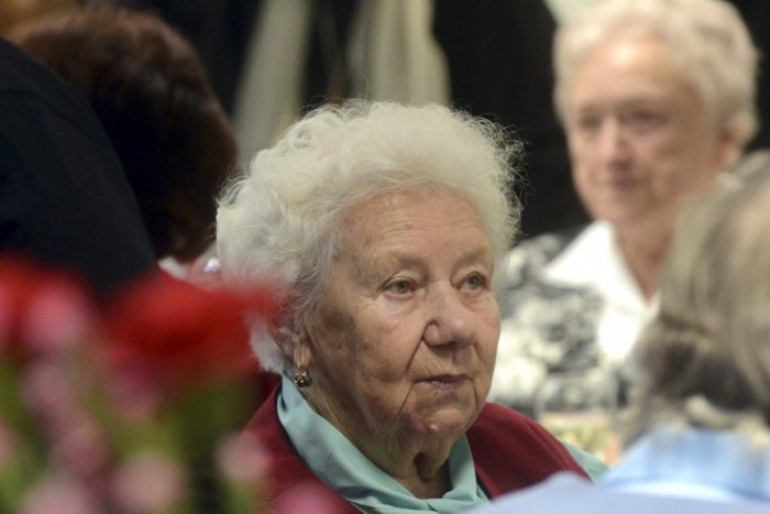 Ilustračný obrázok k článku Petržalským seniorom vozí obedy sociálna služba. Samospráva chce služby ďalej rozširovať