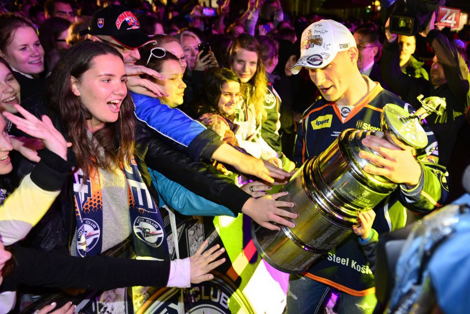 Ilustračný obrázok k článku FOTO: Košickí hokejisti sa podelili o radosť z titulu, stovky ľudí v centre si počkali na majstrov!