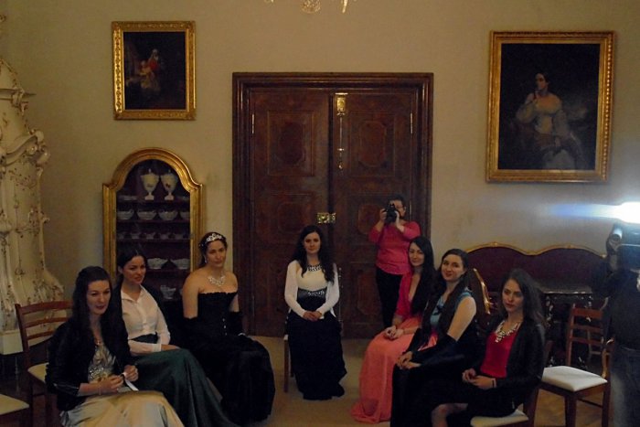 Ilustračný obrázok k článku Kasting na dvojníčku kráľovnej Alžbety: V Betliari sa to hemžilo nóbl dámami