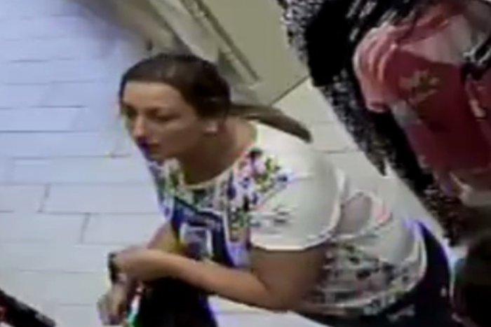 Ilustračný obrázok k článku Polícia pátra po zlodejke luxusného oblečenia. Poznáte túto ženu?